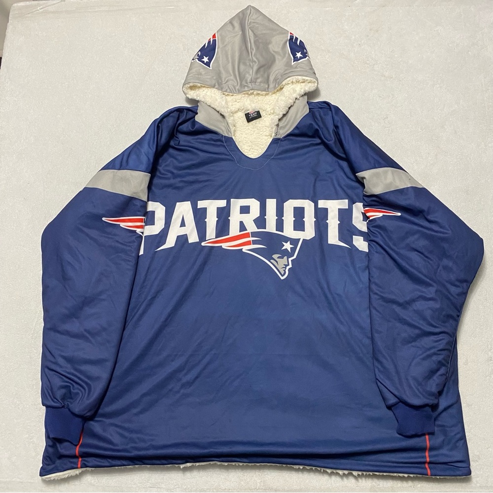 New England Patriots Blanket Lined Reversible Sherpa/Fleece Pullover Sweatshirt